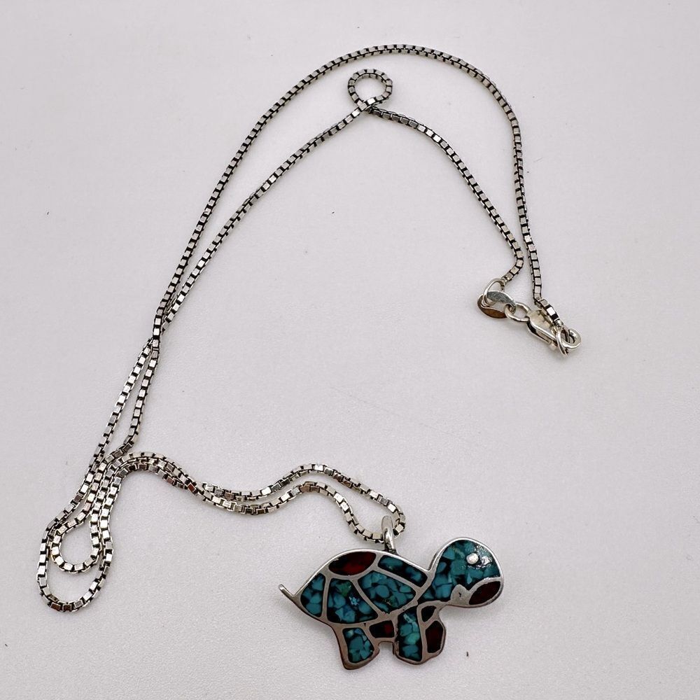 Sterling silver turtle pendant with stone chip inlay on a 18", 925 box‎ chain!